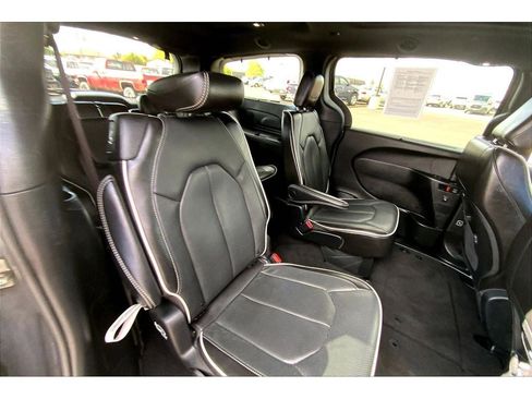 Used 2025 Chrysler Pacifica Limited FWD image 29