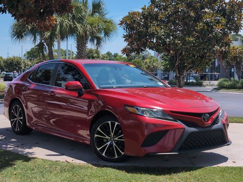 Used 2019 Toyota Camry SE FWD image 2