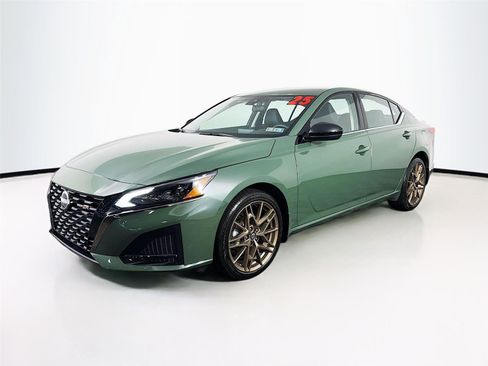 Used 2025 Nissan Altima 2.5 SR AWD/4WD image 3