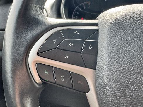 Used 2019 Jeep Grand Cherokee Altitude AWD/4WD image 12