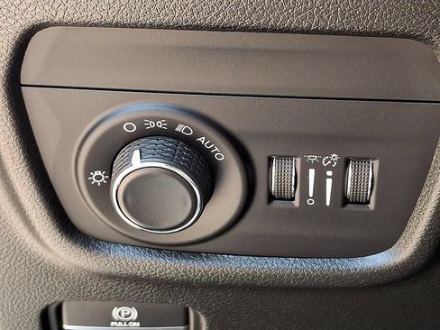 Used 2023 Jeep Grand Cherokee Laredo AWD/4WD image 23