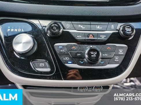 Used 2023 Chrysler Pacifica Touring-L FWD image 48
