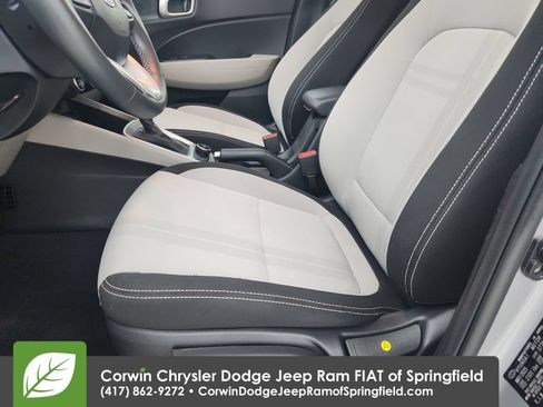 Used 2025 Hyundai Venue SEL FWD image 19
