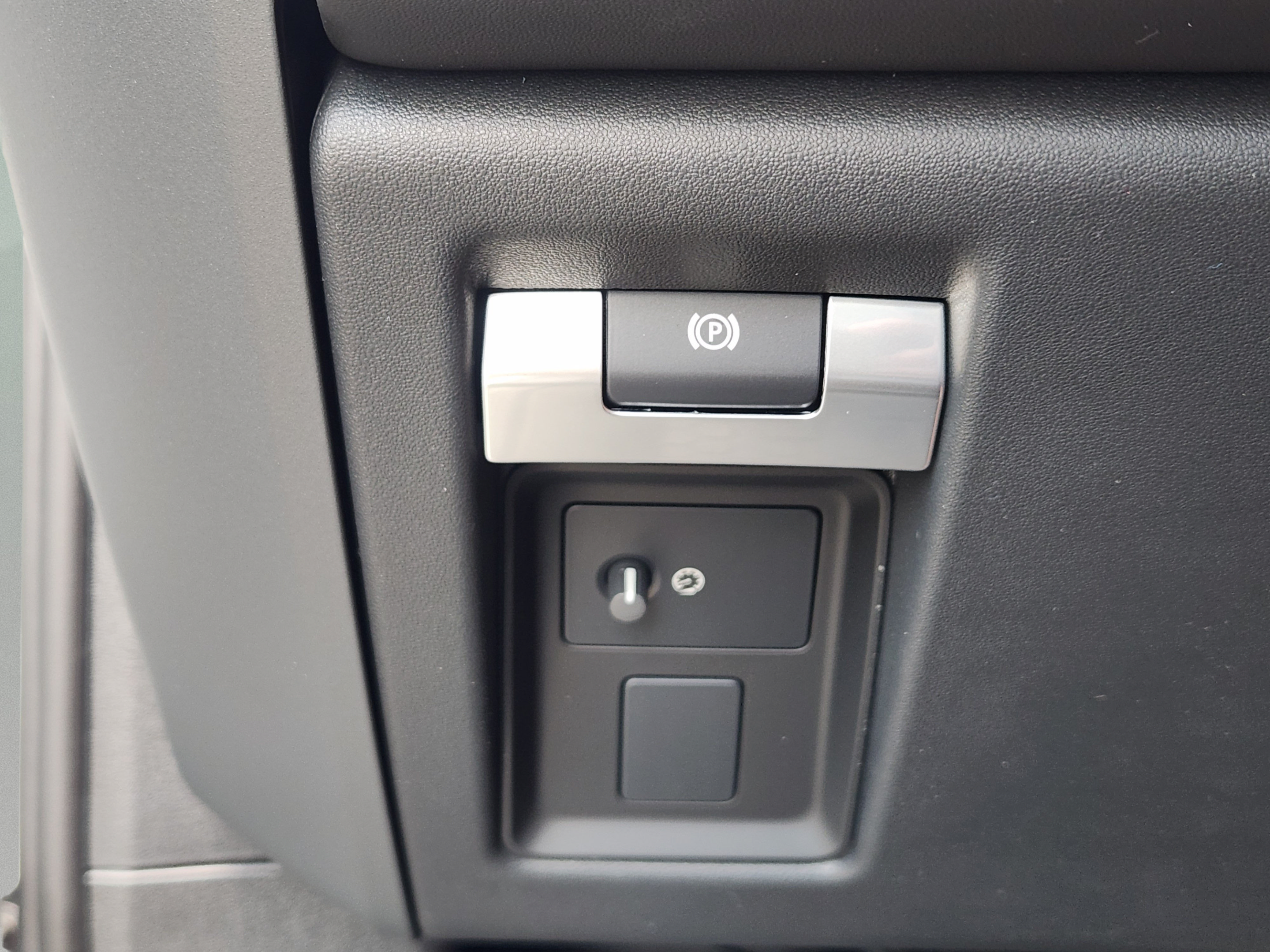 New 2026 Land Rover Defender 130 X-Dynamic SE AWD/4WD image 16
