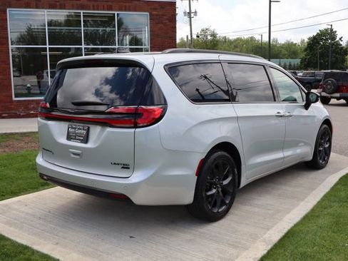 Used 2024 Chrysler Pacifica Limited w/ S Appearance Package AWD/4WD image 35
