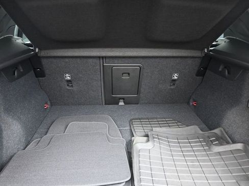 Used 2023 Volvo XC40 B5 Ultimate w/ Climate Package image 31