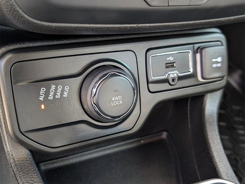 Used 2018 Jeep Renegade Limited w/ UConnect 8.4 Nav Group image 31