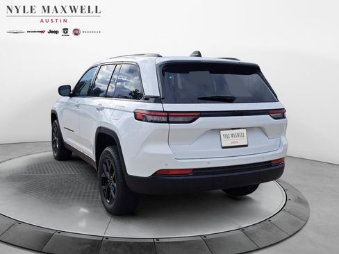 New 2025 Jeep Grand Cherokee Altitude image 14