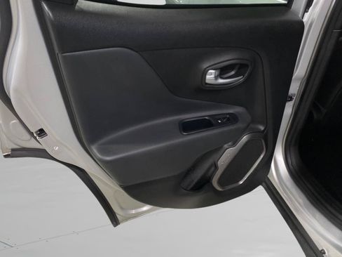 Used 2018 Jeep Renegade Limited w/ UConnect 8.4 Nav Group AWD/4WD image 10