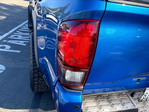 Used 2018 Toyota Tacoma TRD Off-Road w/ Technology Package image 29