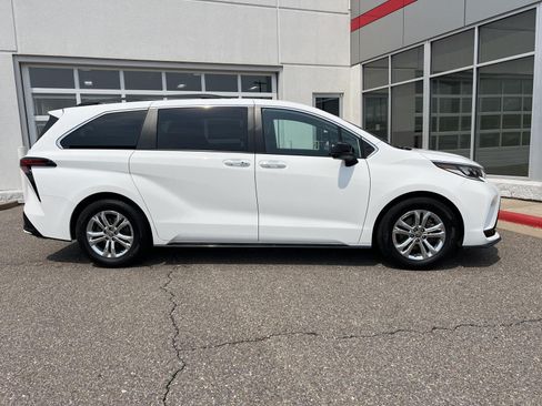 Used 2022 Toyota Sienna XSE w/ XSE Plus Package AWD/4WD image 34