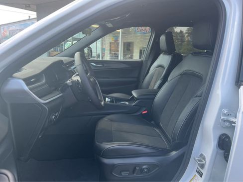 New 2025 Jeep Grand Cherokee L Altitude image 18