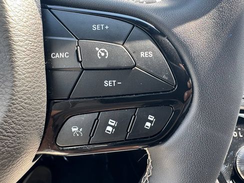 Used 2025 Chrysler Pacifica Limited FWD image 31