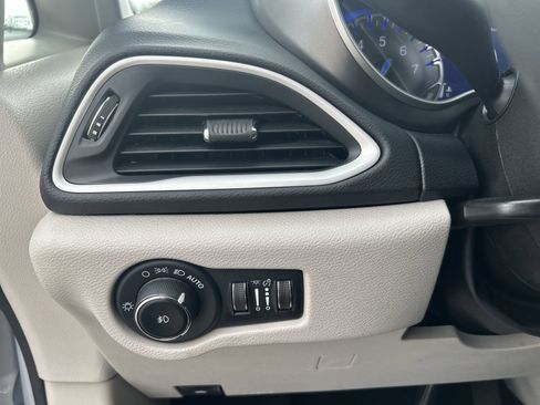 Used 2023 Chrysler Pacifica Touring-L FWD image 19