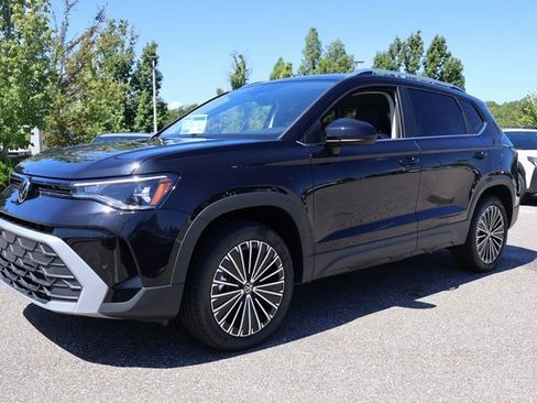 Certified 2025 Volkswagen Taos SE image 3