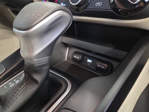 Used 2025 Kia Soul LX w/ LX Technology Package FWD image 26