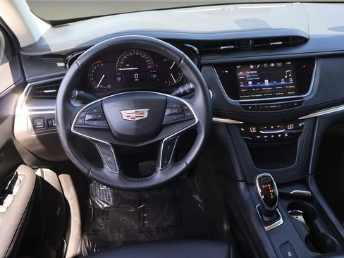 Used 2018 Cadillac XT5 Luxury w/ LPO, Wheel Lock Package image 16