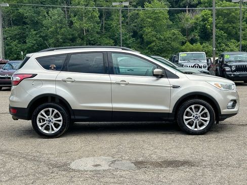 Used 2018 Ford Escape SE w/ SE Sync 3 Package AWD/4WD image 3