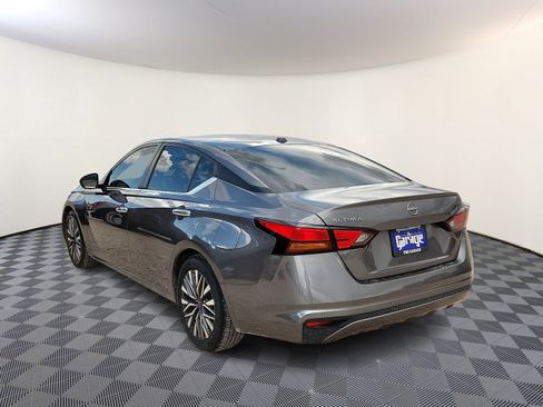 Used 2024 Nissan Altima 2.5 SV FWD image 3
