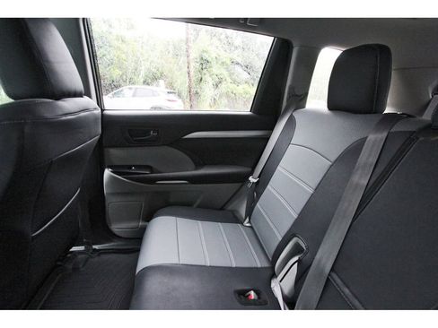 Used 2019 Toyota Highlander LE FWD image 10