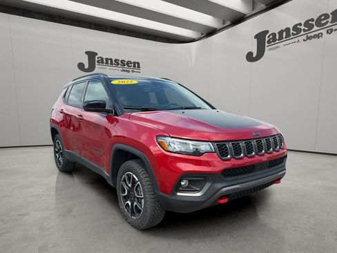 Used 2025 Jeep Compass Trailhawk AWD/4WD image 6