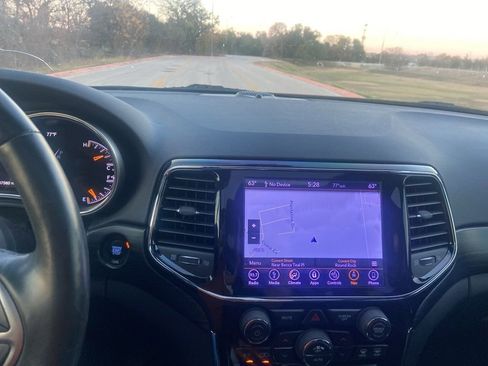 Used 2019 Jeep Grand Cherokee Altitude image 12