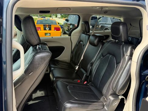 Used 2022 Chrysler Pacifica Touring-L w/ Uconnect Theater Family Group FWD image 23