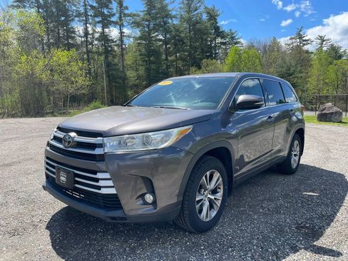 Used 2017 Toyota Highlander Plus AWD/4WD image 1