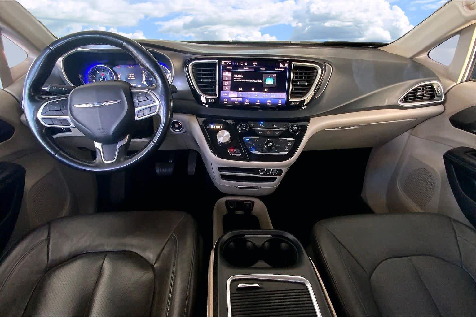 Used 2021 Chrysler Pacifica Touring-L FWD image 10