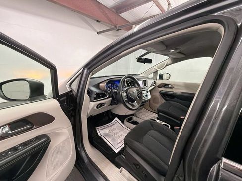 Used 2022 Chrysler Voyager LX FWD image 10