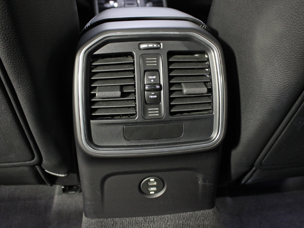 Certified 2022 Porsche Macan AWD/4WD image 40
