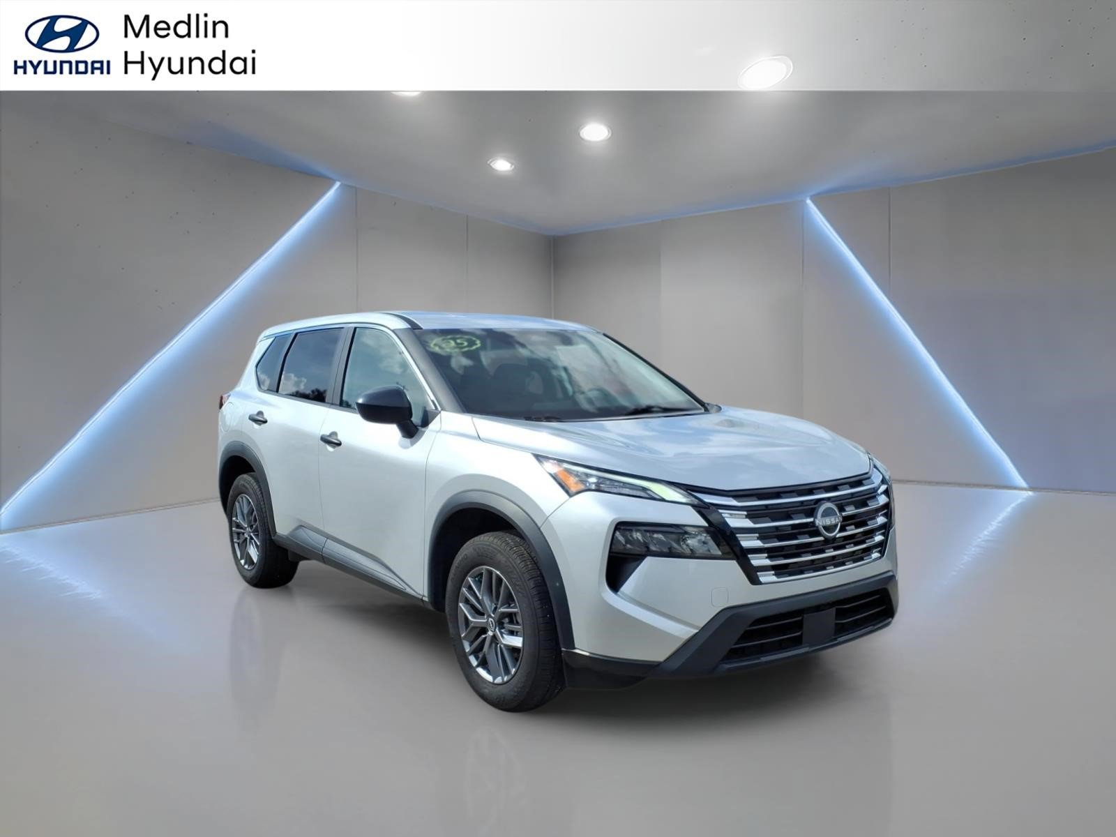 Used 2025 Nissan Rogue S AWD/4WD image 1