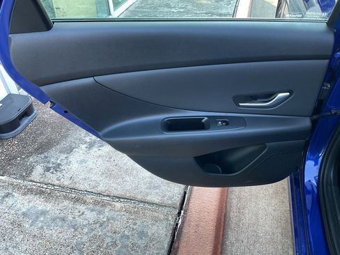 Used 2025 Hyundai Elantra SEL image 17