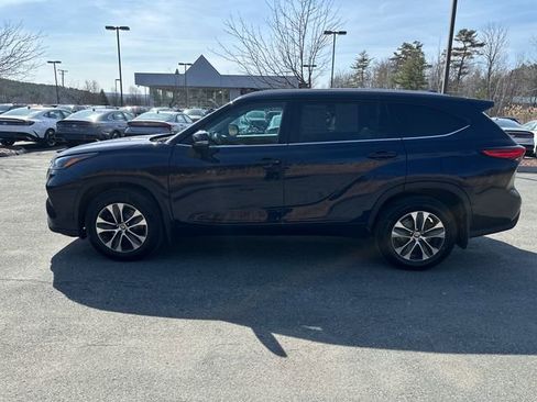 Used 2022 Toyota Highlander XLE image 2
