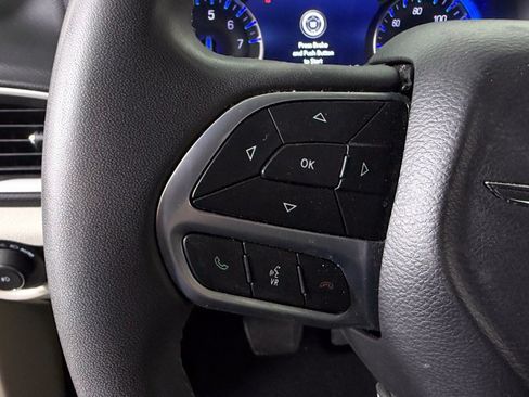 Used 2023 Chrysler Pacifica Touring-L FWD image 18