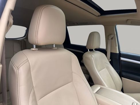 Used 2019 Toyota Highlander XLE image 15