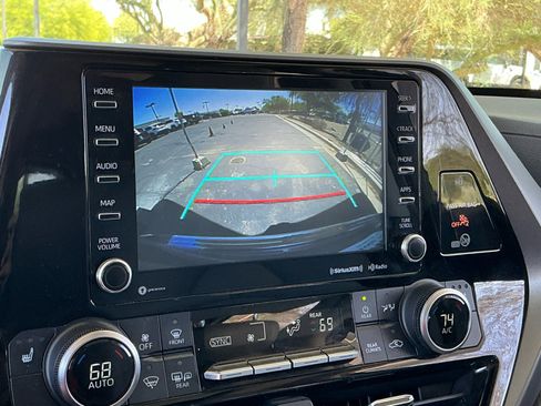 Used 2021 Toyota Highlander XLE FWD image 29