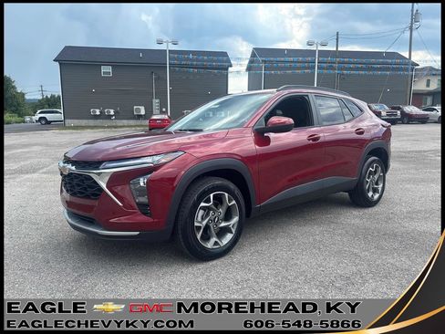 Used 2025 Chevrolet Trax LT FWD image 1