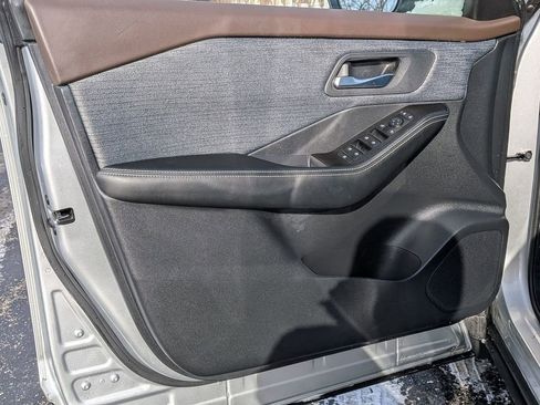 Used 2023 Nissan Rogue SV image 9