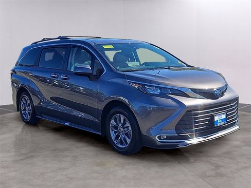 Used 2024 Toyota Sienna XLE image 3