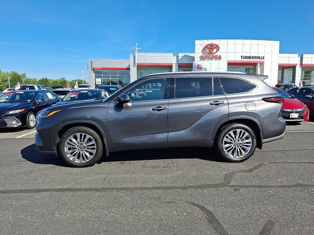 Used 2025 Toyota Highlander Platinum AWD/4WD image 7