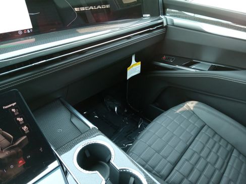 Used 2026 Cadillac Escalade V AWD/4WD image 19