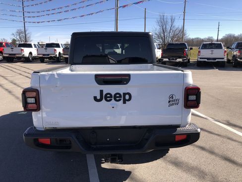 Used 2024 Jeep Gladiator Sport image 10