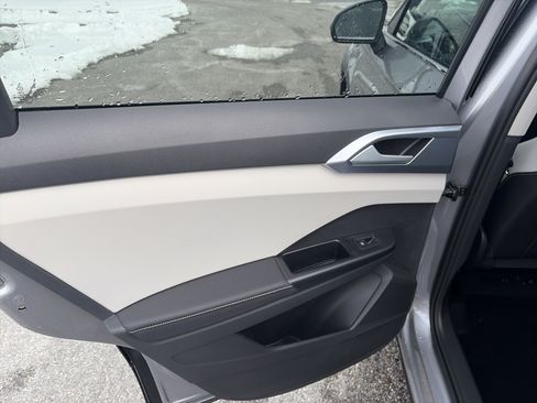 New 2026 Volkswagen Taos SE image 12