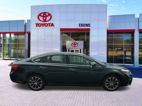 Used 2017 Toyota Avalon XLE Premium image 2