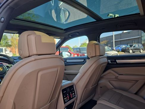 Used 2023 Porsche Cayenne Platinum Edition image 14