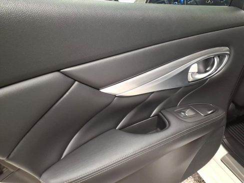 Used 2019 INFINITI Q70 Luxe image 19