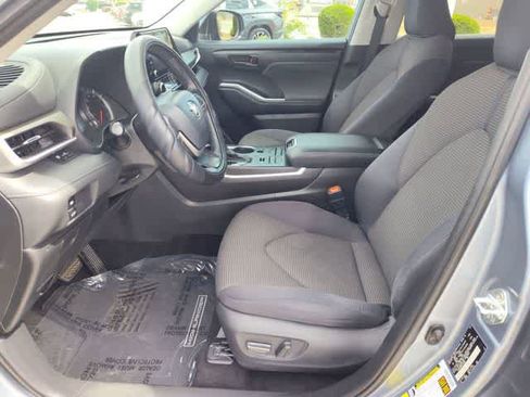 Used 2022 Toyota Highlander LE AWD/4WD image 13
