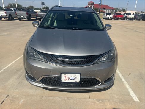 Used 2017 Chrysler Pacifica Limited w/ Advanced Safetytec Group FWD image 2