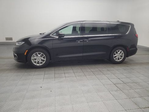 Used 2023 Chrysler Pacifica Touring FWD image 2